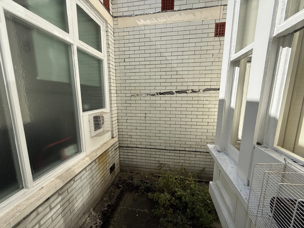 Lot: 56 - SUBSTANTIAL FREEHOLD COMMERCIAL PREMISES FOR OCCUPATION OR REDEVELOPMENT - Ground floor inner courtyard